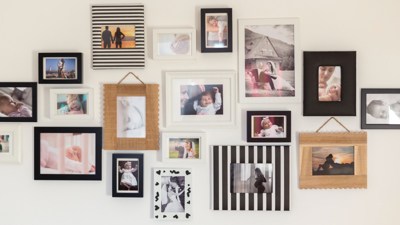 Photos imprimées et accrochées au mur